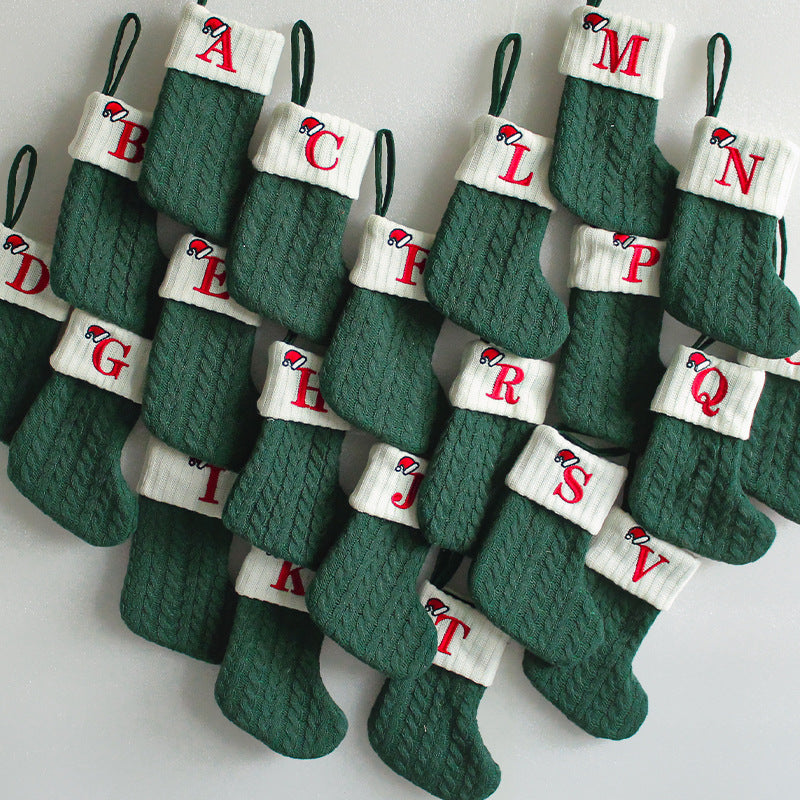 (Pre-pedido) Colgante de lana con letra verde para calcetín navideño
