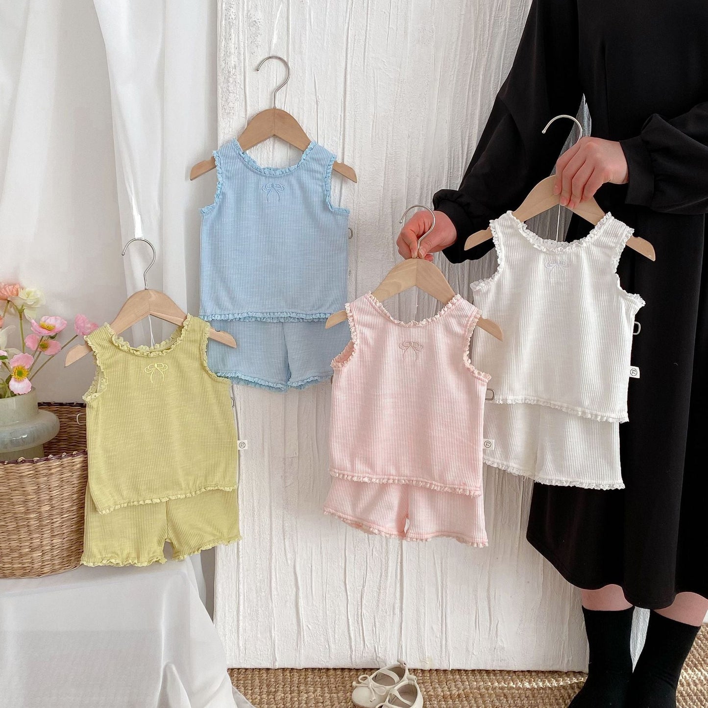 Completo estivo da bambina tinta unita con canotta e pantaloncini