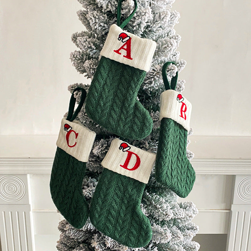 (Pre-pedido) Colgante de lana con letra verde para calcetín navideño