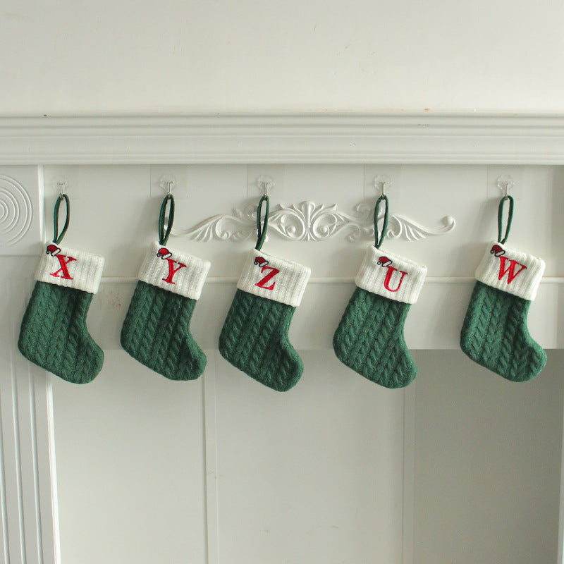 (Pre-pedido) Colgante de lana con letra verde para calcetín navideño
